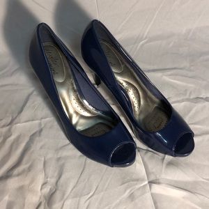 Dexflex comfort 8 1/2 deep blue 3 1/2” high heel